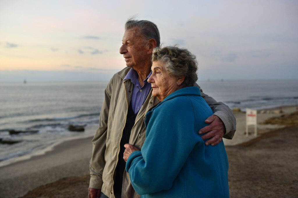 Zwi und Regina Steinitz in Tel Aviv. Zitat von Zwi. Ich konnte mir einfach nicht vorstellen, wie ein Vater sein Kind liebkosen und gleichzeitig jüdische Kinder ermorden, die eigene Frau umarmen, küssen und gleichzeitig ihm unbekannte, völlig unschuldige Frauen in die Gaskammer schicken oder an einer Grube niederschießen konnte.